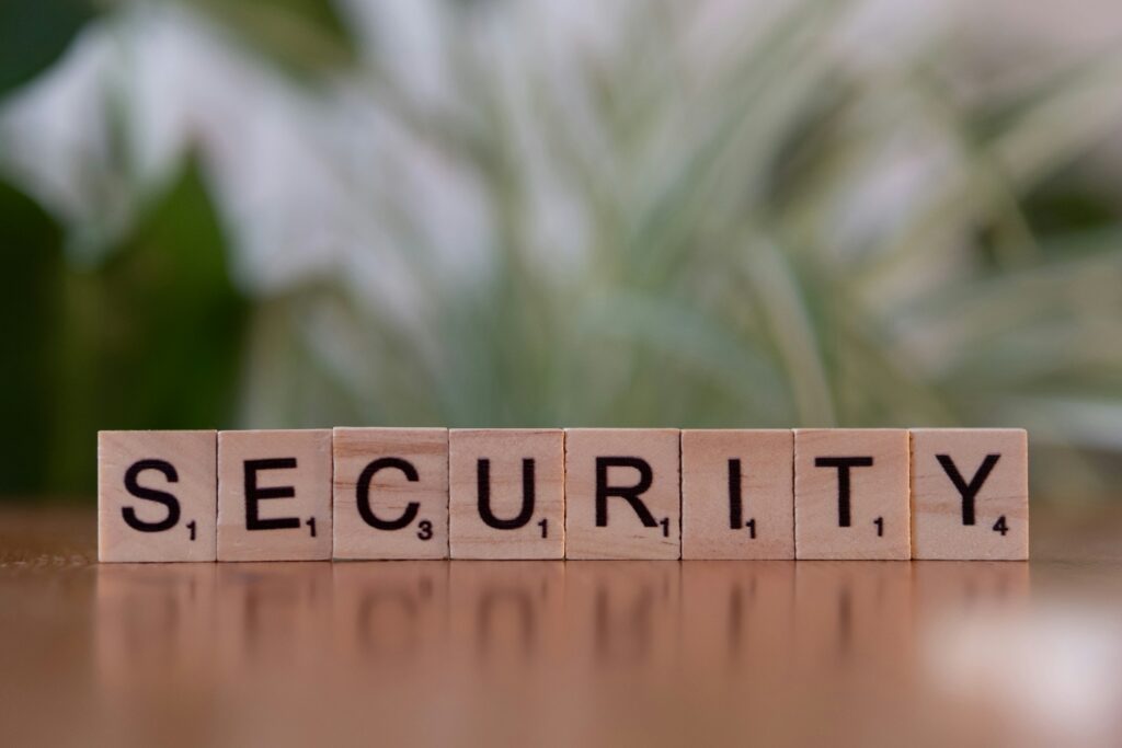 Mit Scrabble Buchstaben geschriebenes Wort "Security".