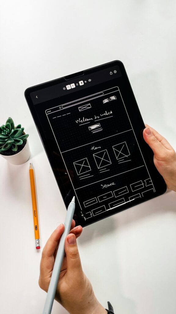 Tablet PC, welcher den Wireframe Design Prozess einer Webseite zeigt.